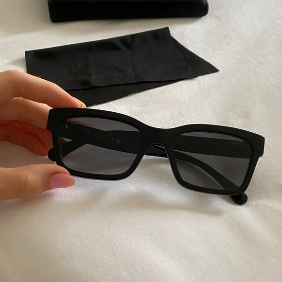 CHANEL Elegant Black Sunglasses I main image 4
